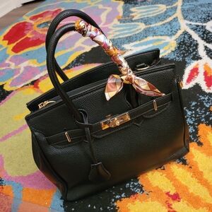 Elegant Black Handbag👜